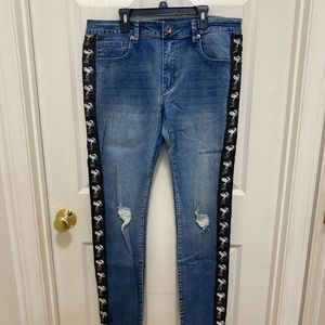 Peanuts Charlie Brown Distressed Denim Jeans 32X32 NWOT RN# 160334